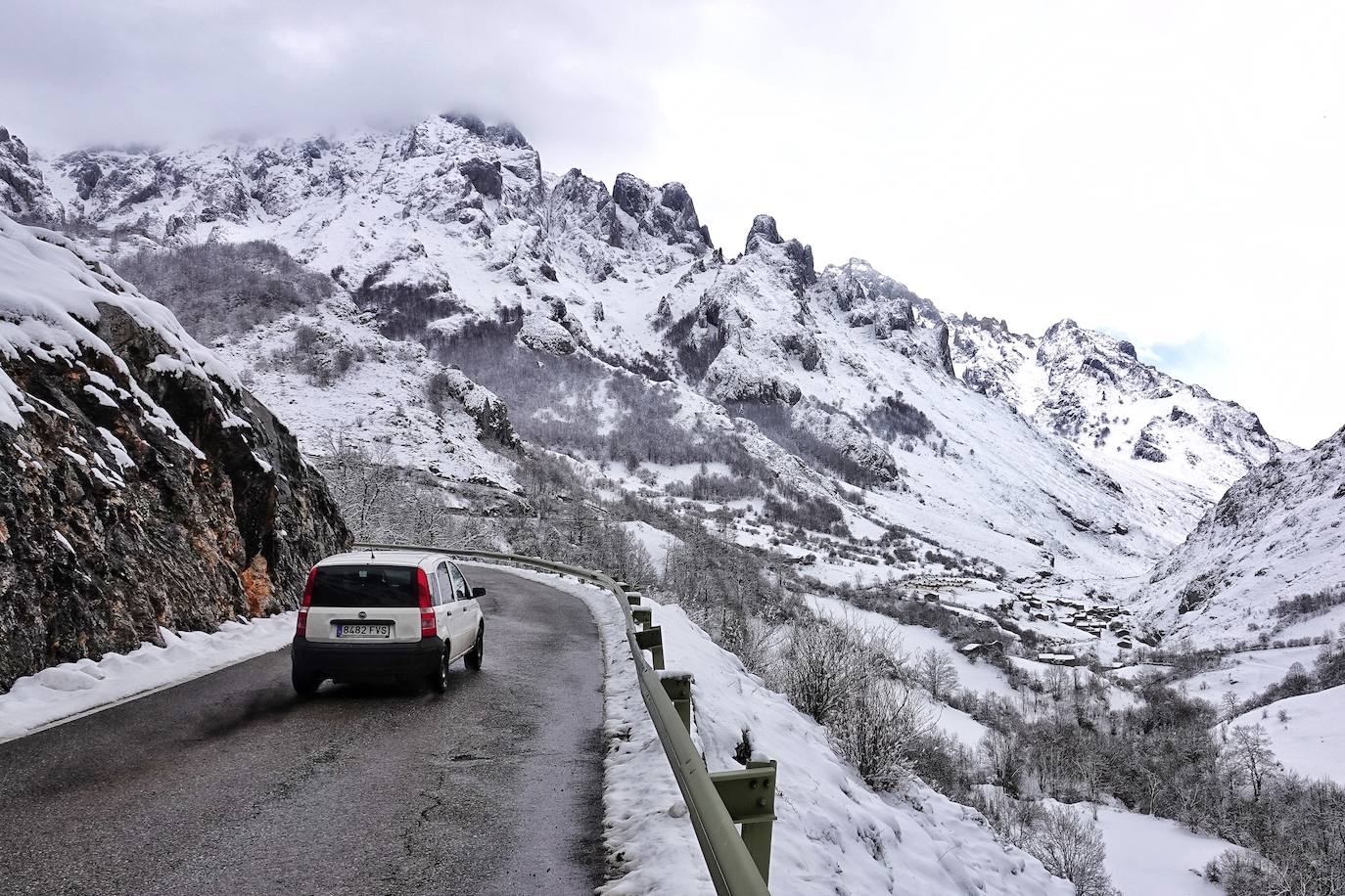 La llegada de la borrasca 'Ciril' ha devuelto el tiempo invernal a la región, con un notable descenso de las temperaturas y nieve en cotas bajas y abundantes chubascos en las ciudades asturianas