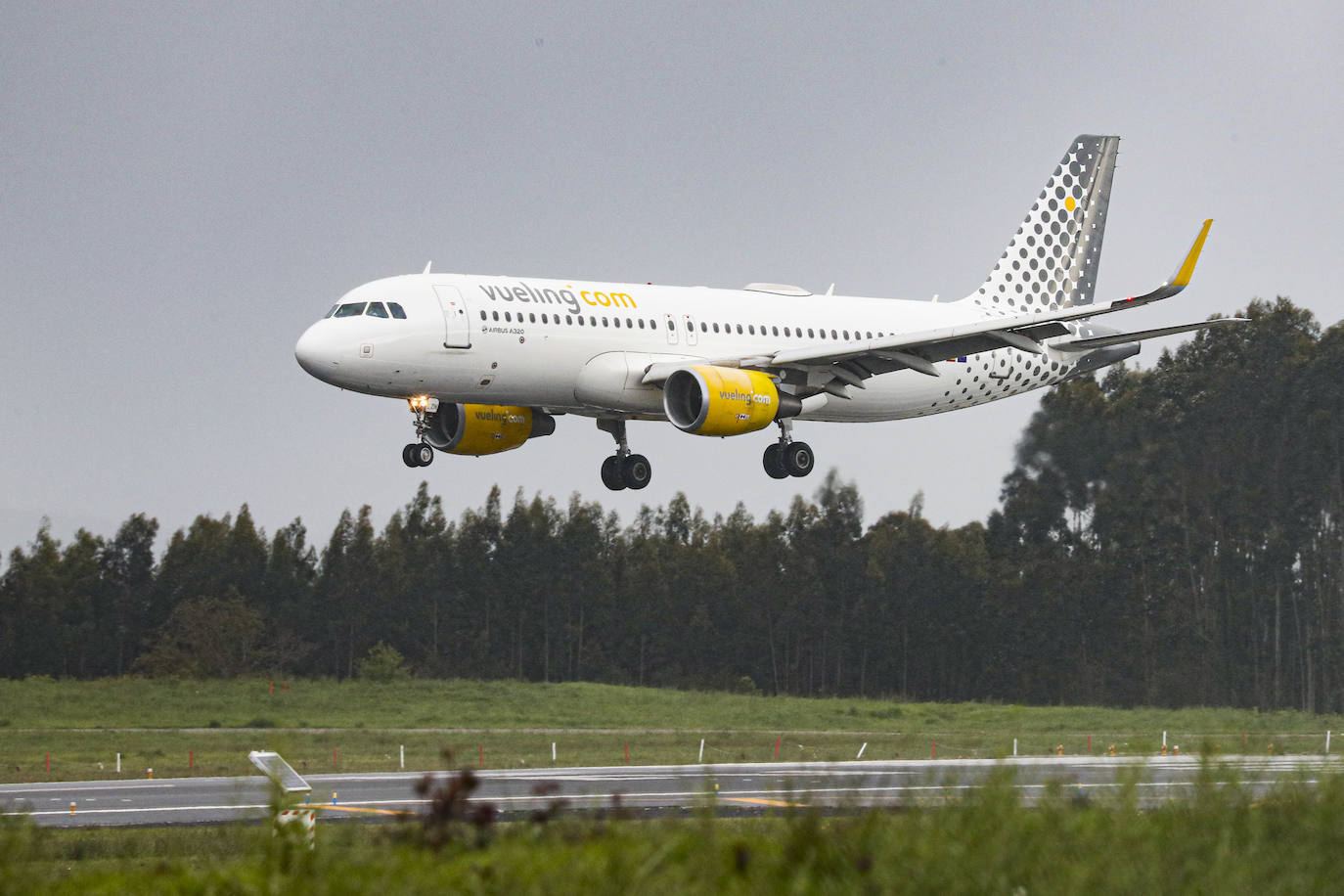 El aeropuerto de Asturias ha acogido este viernes a los primeros viajeros procedentes de Londres, en un vuelo que llegó a las 14.20 horas, 15 minutos antes de lo previsto. También en la terminal de Santiago del Monte se dieron cita los pasajeros con destino al aeropuerto londinense de Gatwick, con salida a las 15.10 horas.