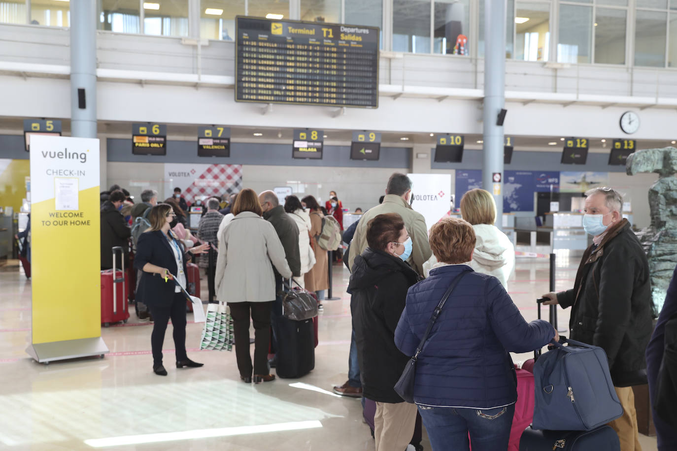 El aeropuerto de Asturias ha acogido este viernes a los primeros viajeros procedentes de Londres, en un vuelo que llegó a las 14.20 horas, 15 minutos antes de lo previsto. También en la terminal de Santiago del Monte se dieron cita los pasajeros con destino al aeropuerto londinense de Gatwick, con salida a las 15.10 horas.