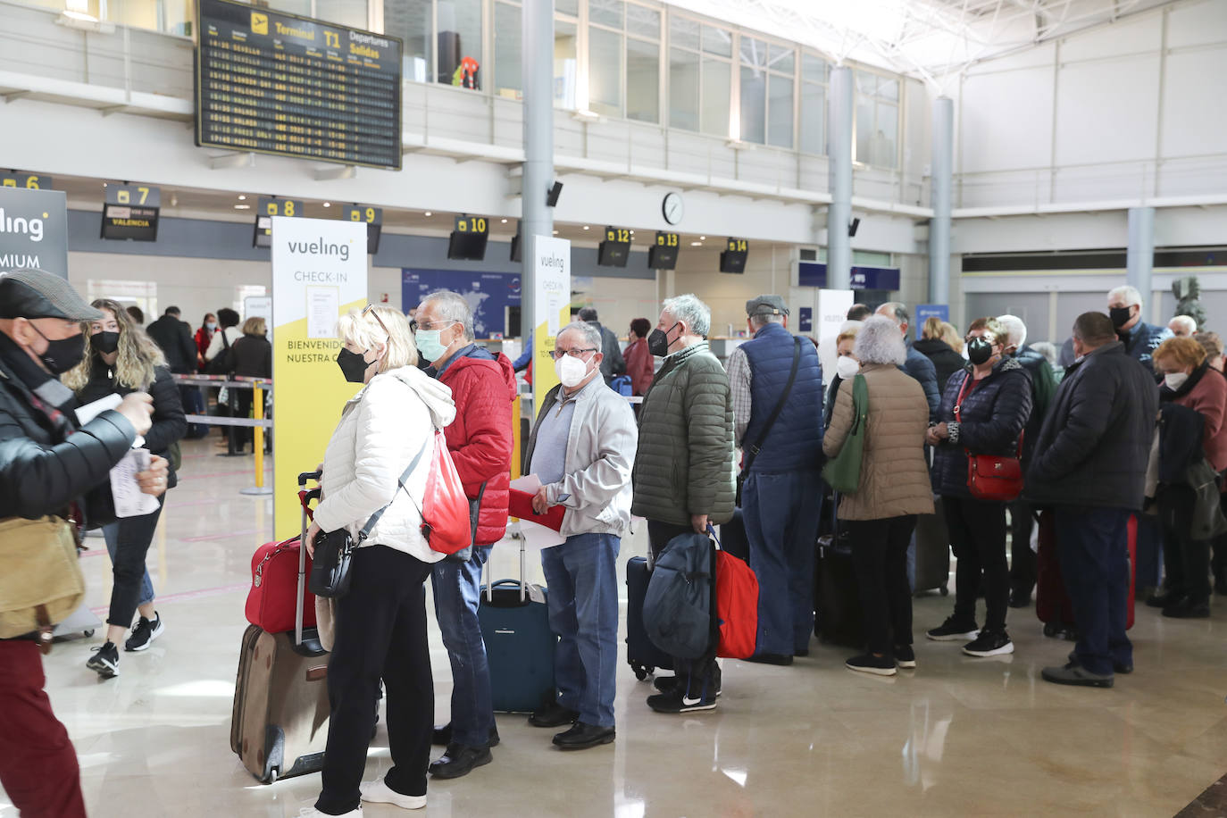 El aeropuerto de Asturias ha acogido este viernes a los primeros viajeros procedentes de Londres, en un vuelo que llegó a las 14.20 horas, 15 minutos antes de lo previsto. También en la terminal de Santiago del Monte se dieron cita los pasajeros con destino al aeropuerto londinense de Gatwick, con salida a las 15.10 horas.