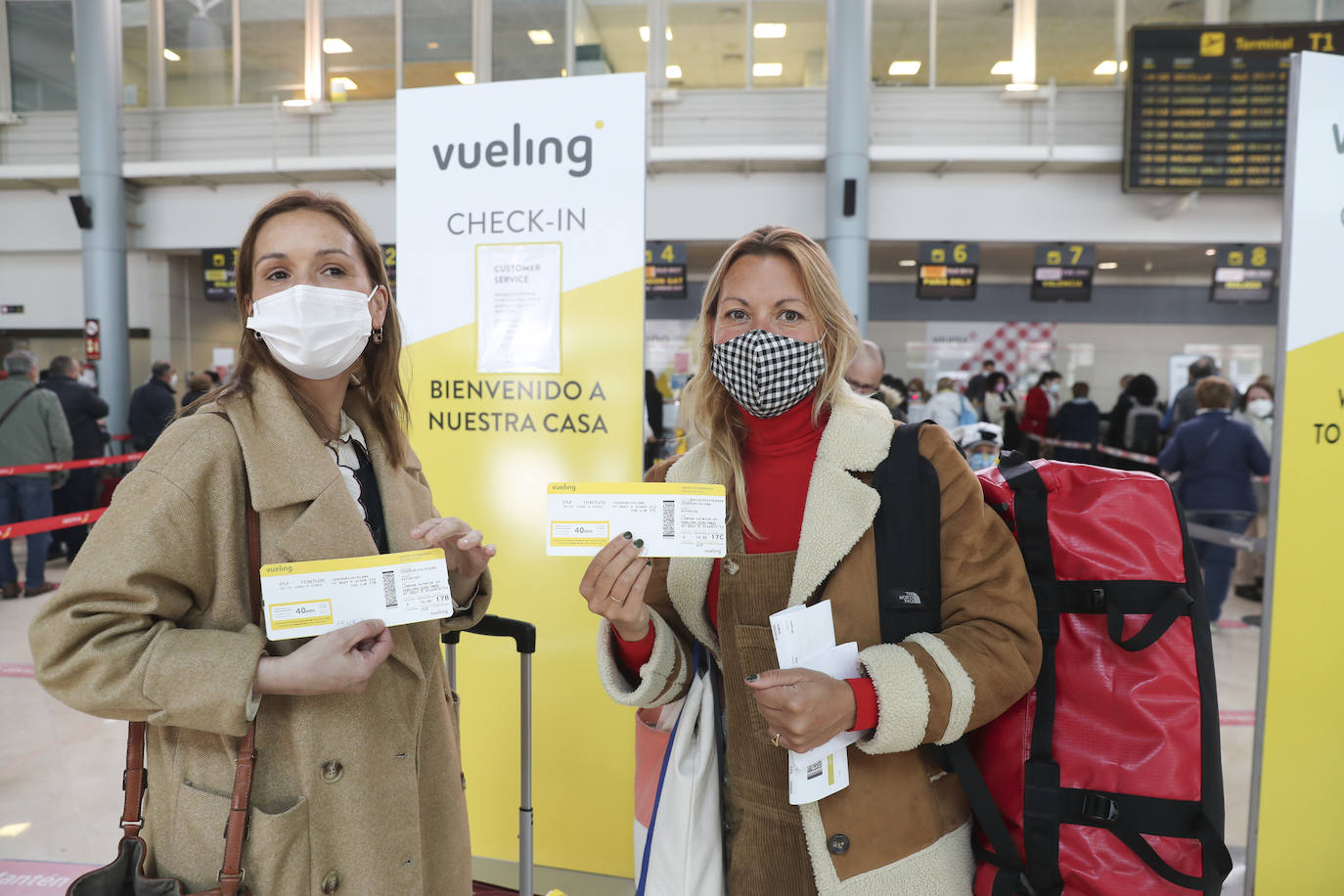 El aeropuerto de Asturias ha acogido este viernes a los primeros viajeros procedentes de Londres, en un vuelo que llegó a las 14.20 horas, 15 minutos antes de lo previsto. También en la terminal de Santiago del Monte se dieron cita los pasajeros con destino al aeropuerto londinense de Gatwick, con salida a las 15.10 horas.