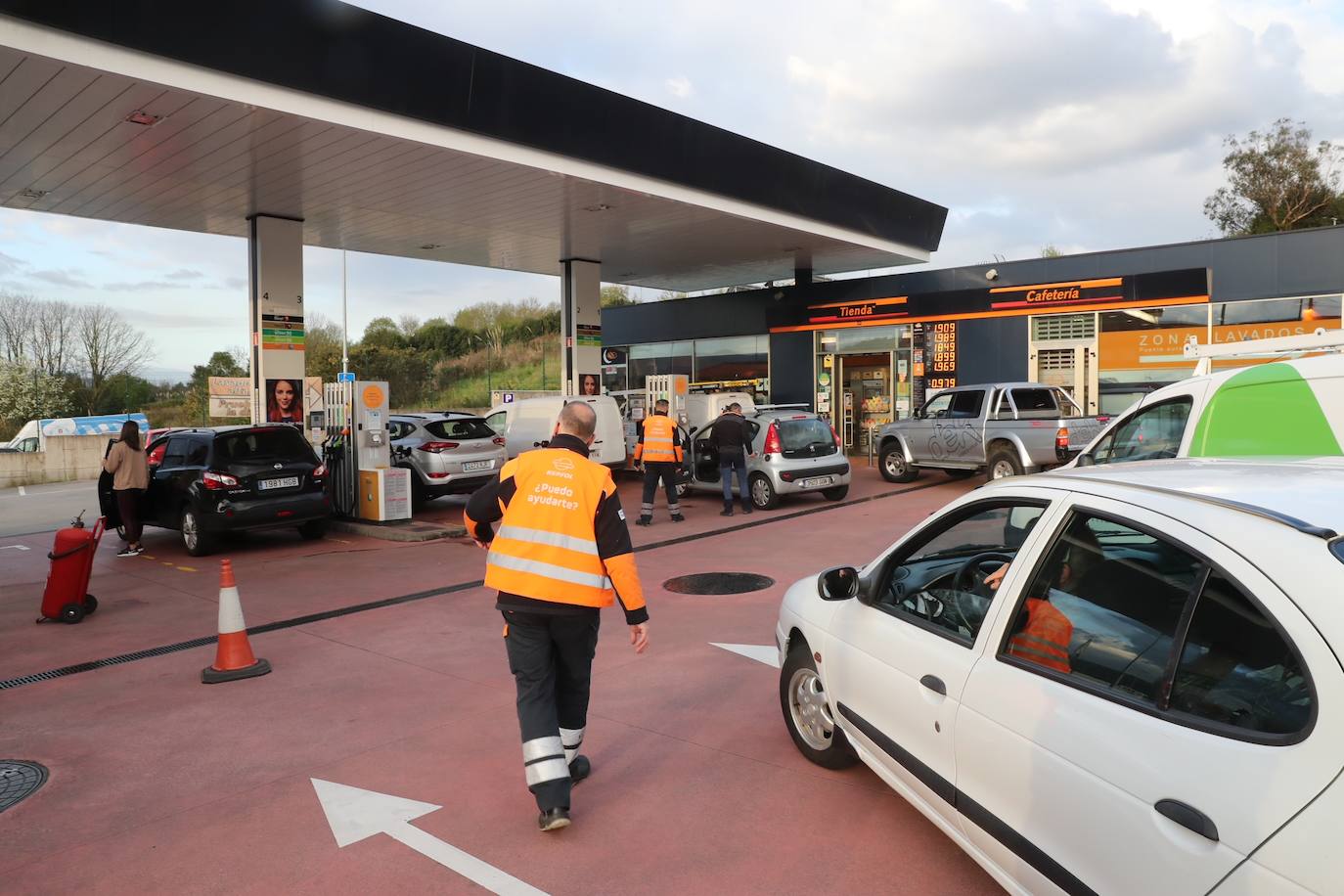 Las estaciones de servicio del Principado han registrado desde primera hora de este viernes colas de vehículos, cuyos conductores habían esperado para llenar los depósitos a que entrara en vigor este primero de abril la bonificación de 20 céntimos por litro de combustible.