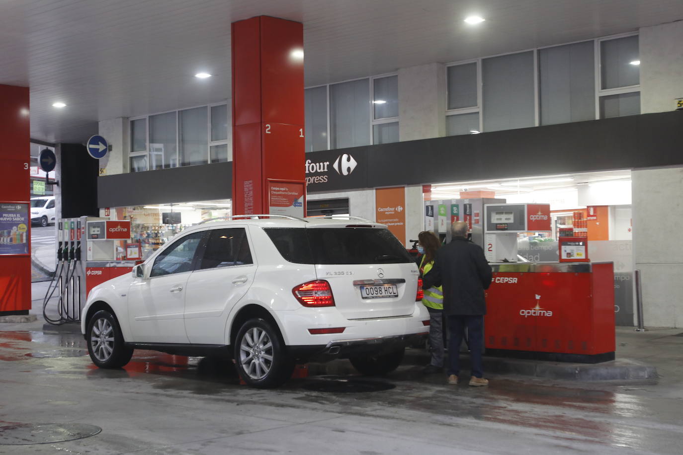 Las estaciones de servicio del Principado han registrado desde primera hora de este viernes colas de vehículos, cuyos conductores habían esperado para llenar los depósitos a que entrara en vigor este primero de abril la bonificación de 20 céntimos por litro de combustible.