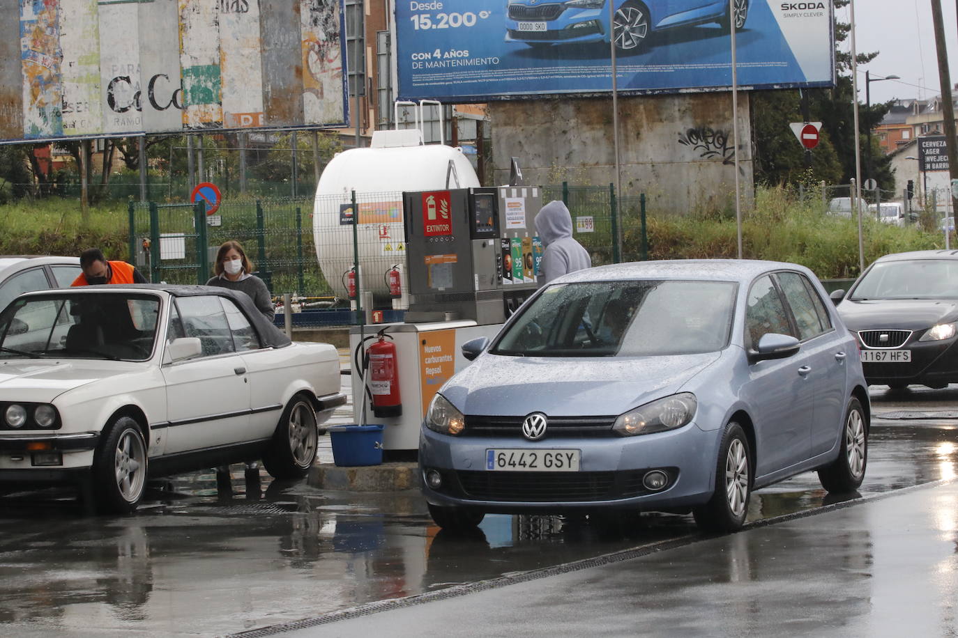 Las estaciones de servicio del Principado han registrado desde primera hora de este viernes colas de vehículos, cuyos conductores habían esperado para llenar los depósitos a que entrara en vigor este primero de abril la bonificación de 20 céntimos por litro de combustible.