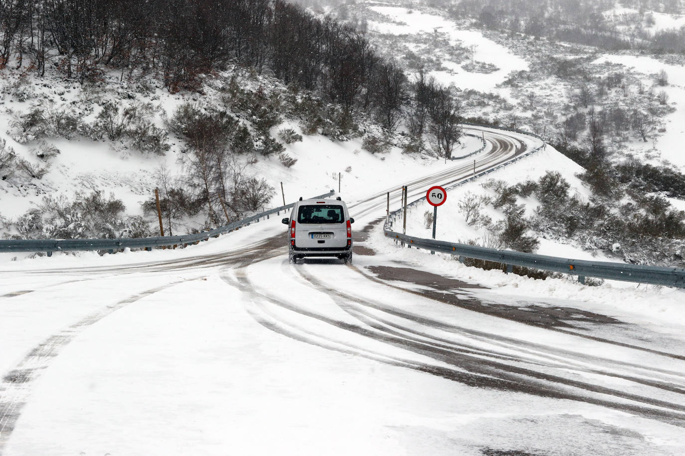 La llegada de la borrasca 'Ciril' ha devuelto el tiempo invernal a la región, con un notable descenso de las temperaturas y nieve en cotas bajas y abundantes chubascos en las ciudades asturianas