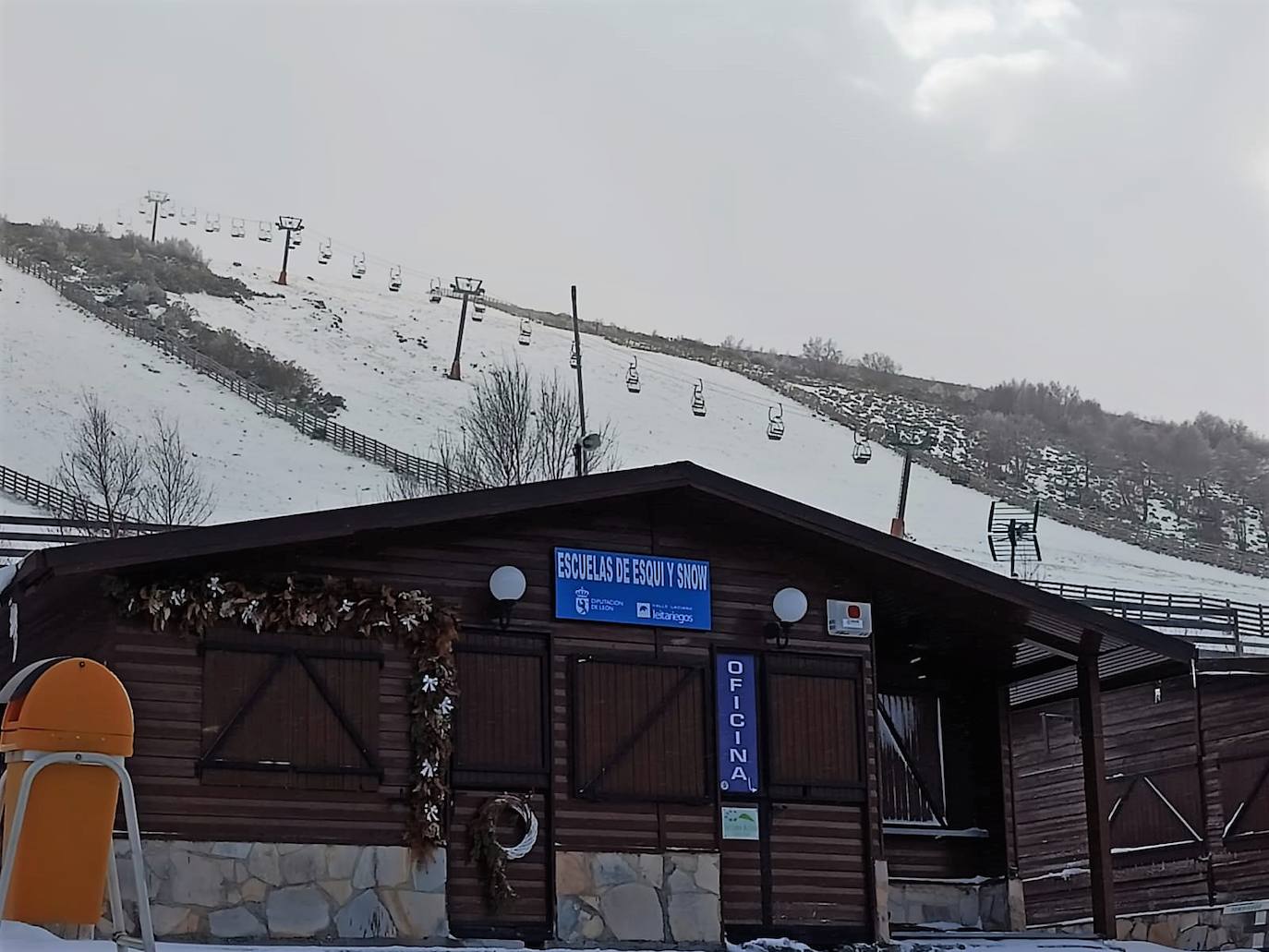 La llegada de la borrasca 'Ciril' ha devuelto el tiempo invernal a la región, con un notable descenso de las temperaturas y nieve en cotas bajas y abundantes chubascos en las ciudades asturianas