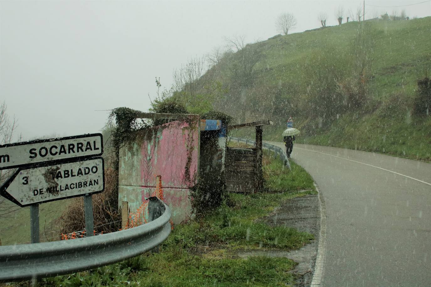La llegada de la borrasca 'Ciril' ha devuelto el tiempo invernal a la región, con un notable descenso de las temperaturas y nieve en cotas bajas y abundantes chubascos en las ciudades asturianas