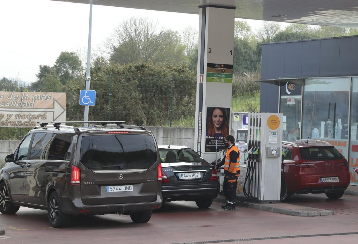 Un empleado pone carburante en una estación de servicio de Gijón. 