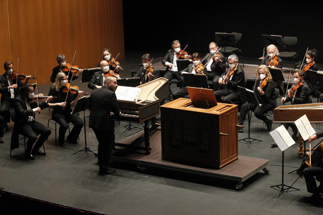 Juan de la Rubia se encargó del órgano y la dirección. 