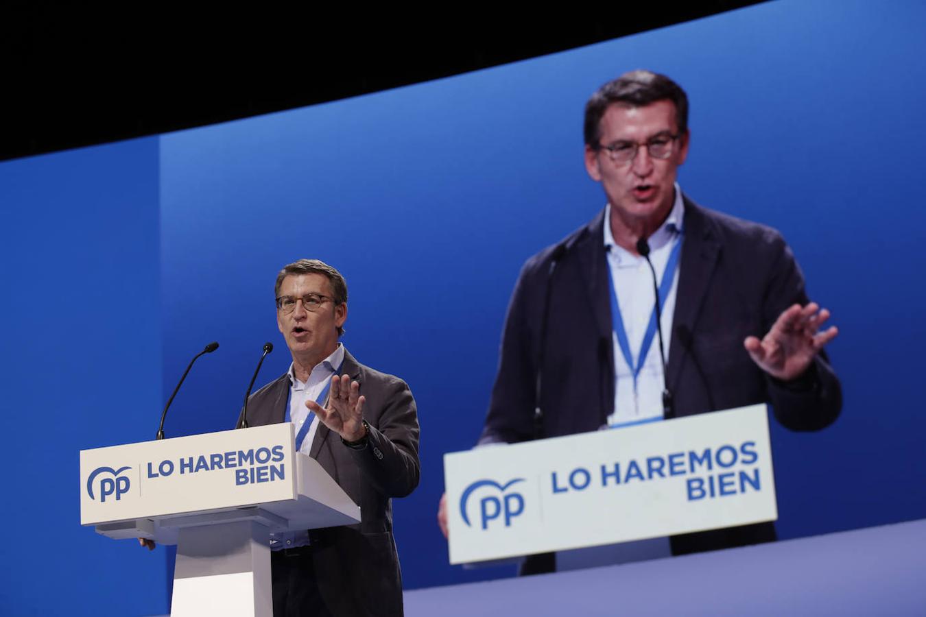 El candidato a presidir el Partido Popular, Alberto Núñez Feijóo, interviene durante el XX Congreso Nacional.