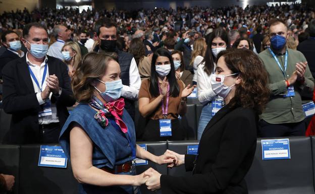 Galería. La presidenta de la Comunidad de Madrid, Isabel Díaz Ayuso, y la portavoz del PP en el Congreso de los Diputados, Cuca Gamarra. 