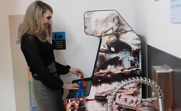 La directora general de Meta Iberia juega en una de las máquinas instaladas en las oficinas madrileñas.