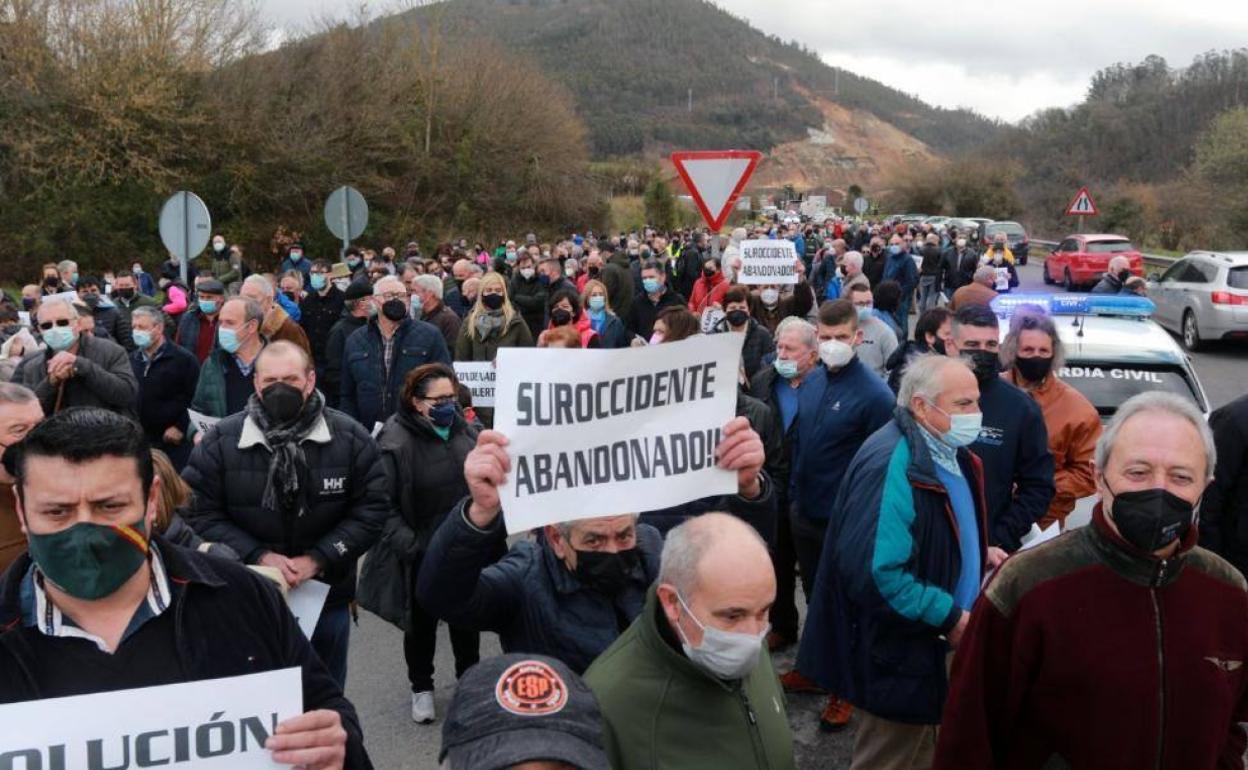 Los vecinos, durante una protesta en el concejo de Salas, el pasado febrero.