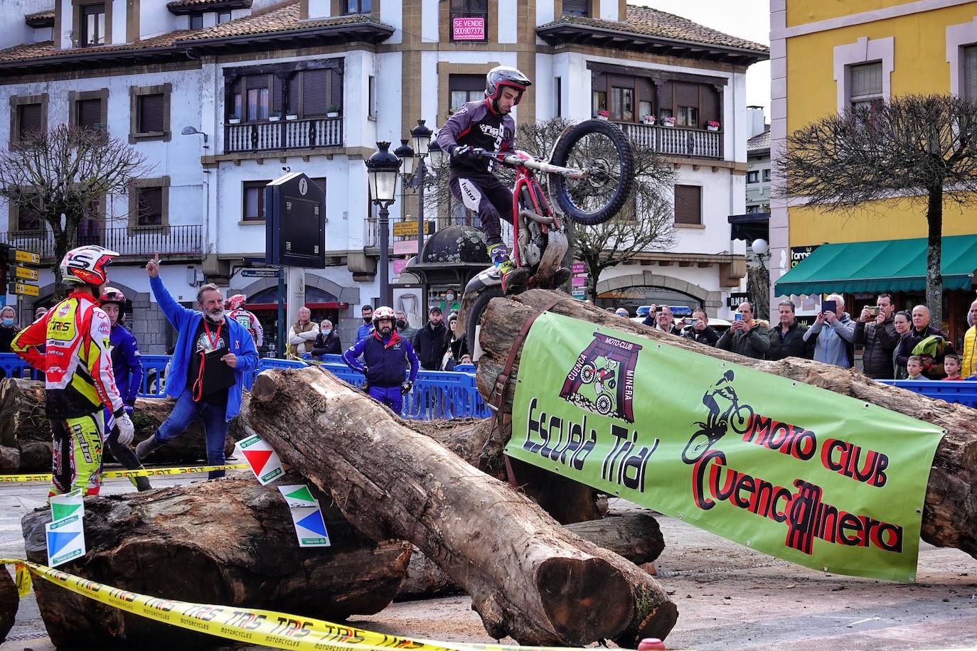 El Campeonato de Asturias de Trial ha arrancado en Cangas de Onís una nueva temporada con una prueba que también es puntuable para los campeonatos de la misma especialidad de Cantabria y el País Vasco bajo la organización del Moto Club Cuenca Minera y en colaboración con el Ayuntamiento cangués.