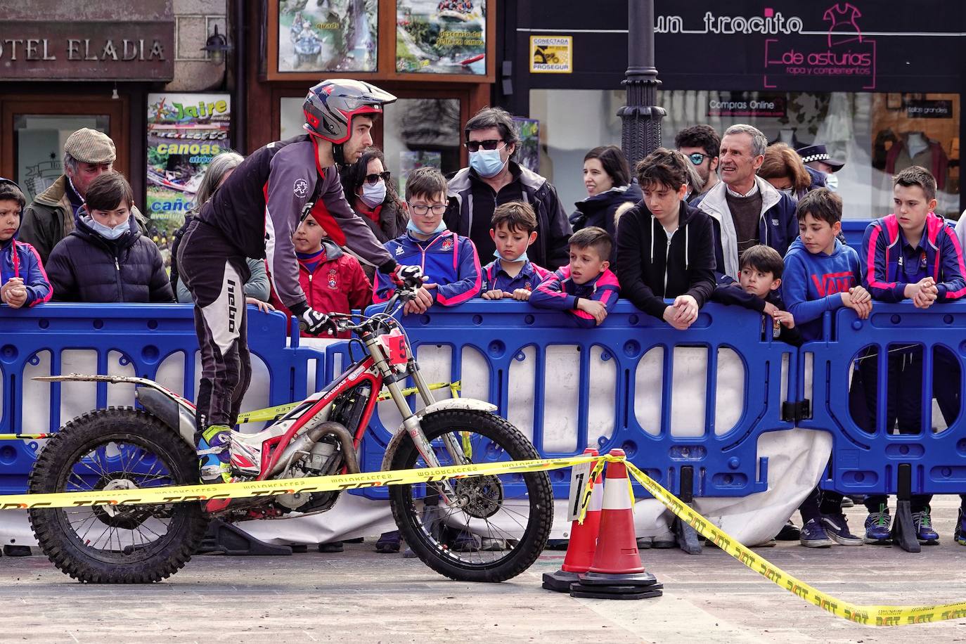 El Campeonato de Asturias de Trial ha arrancado en Cangas de Onís una nueva temporada con una prueba que también es puntuable para los campeonatos de la misma especialidad de Cantabria y el País Vasco bajo la organización del Moto Club Cuenca Minera y en colaboración con el Ayuntamiento cangués.