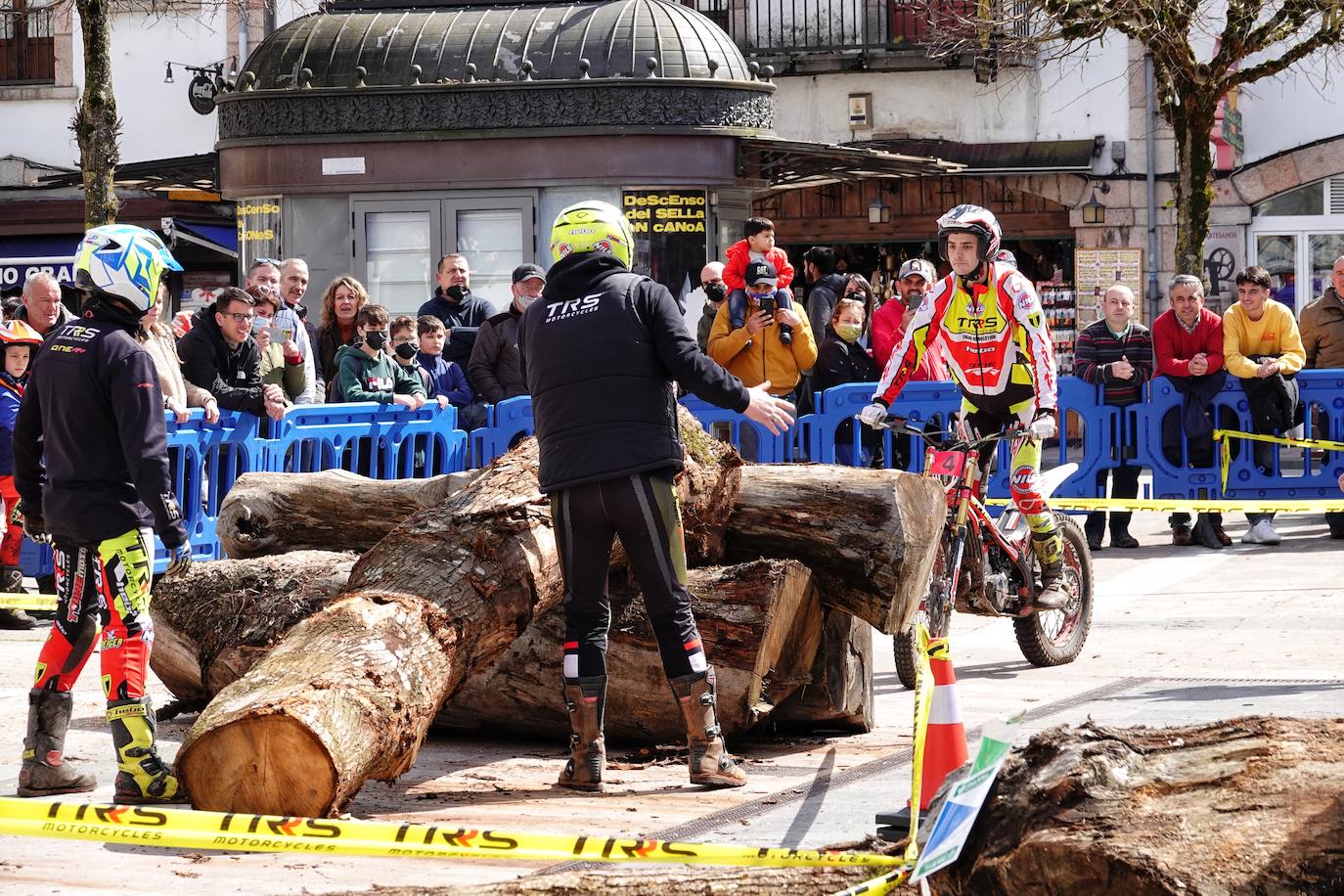 El Campeonato de Asturias de Trial ha arrancado en Cangas de Onís una nueva temporada con una prueba que también es puntuable para los campeonatos de la misma especialidad de Cantabria y el País Vasco bajo la organización del Moto Club Cuenca Minera y en colaboración con el Ayuntamiento cangués.