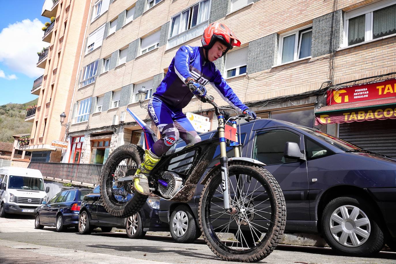 El Campeonato de Asturias de Trial ha arrancado en Cangas de Onís una nueva temporada con una prueba que también es puntuable para los campeonatos de la misma especialidad de Cantabria y el País Vasco bajo la organización del Moto Club Cuenca Minera y en colaboración con el Ayuntamiento cangués.