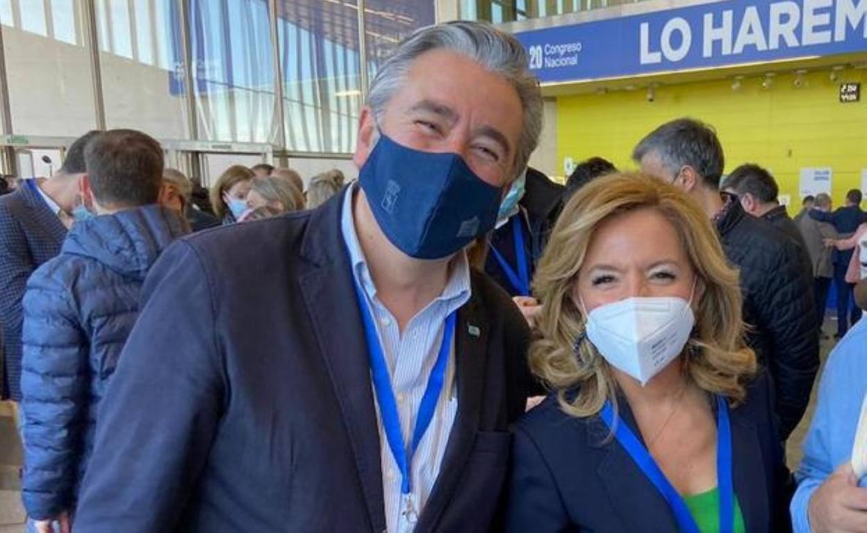 Pablo González y Teresa Mallada, en el congreso del PP. 