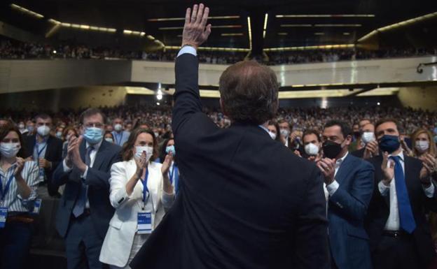 El PP hace bandera de «la democracia liberal» obviando a Vox