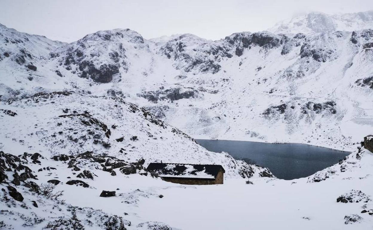 El lago de la Cueva, en Somiedo, desde el alto de la Farrapona, cubierto por una intensa nevada. Somiedo fue uno de los concejos donde las máximas no superaron este sábado los 4 grados. 