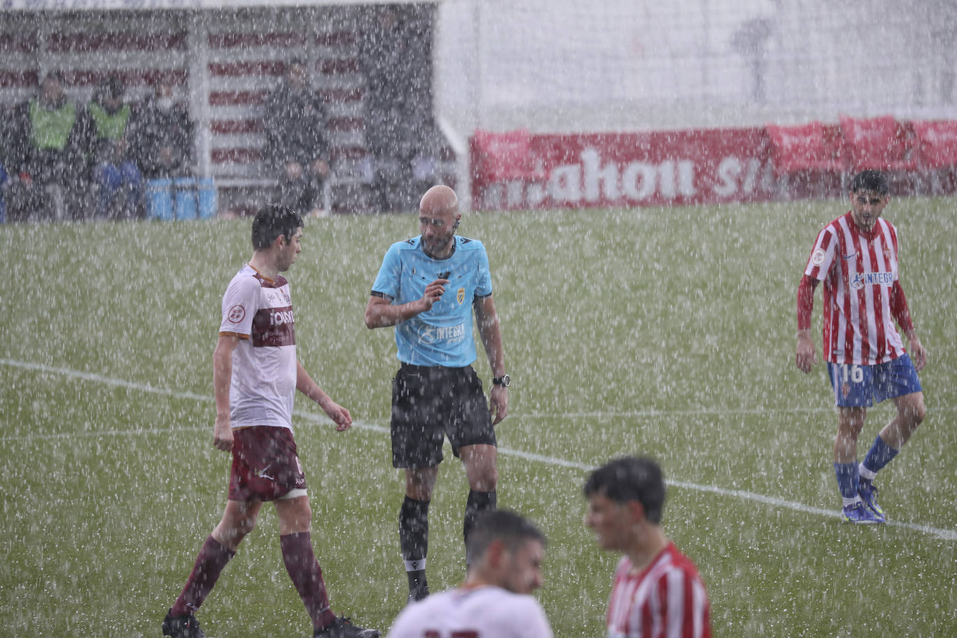 Fotos: Las mejores imágenes del Sporting B - Gijón Industrial