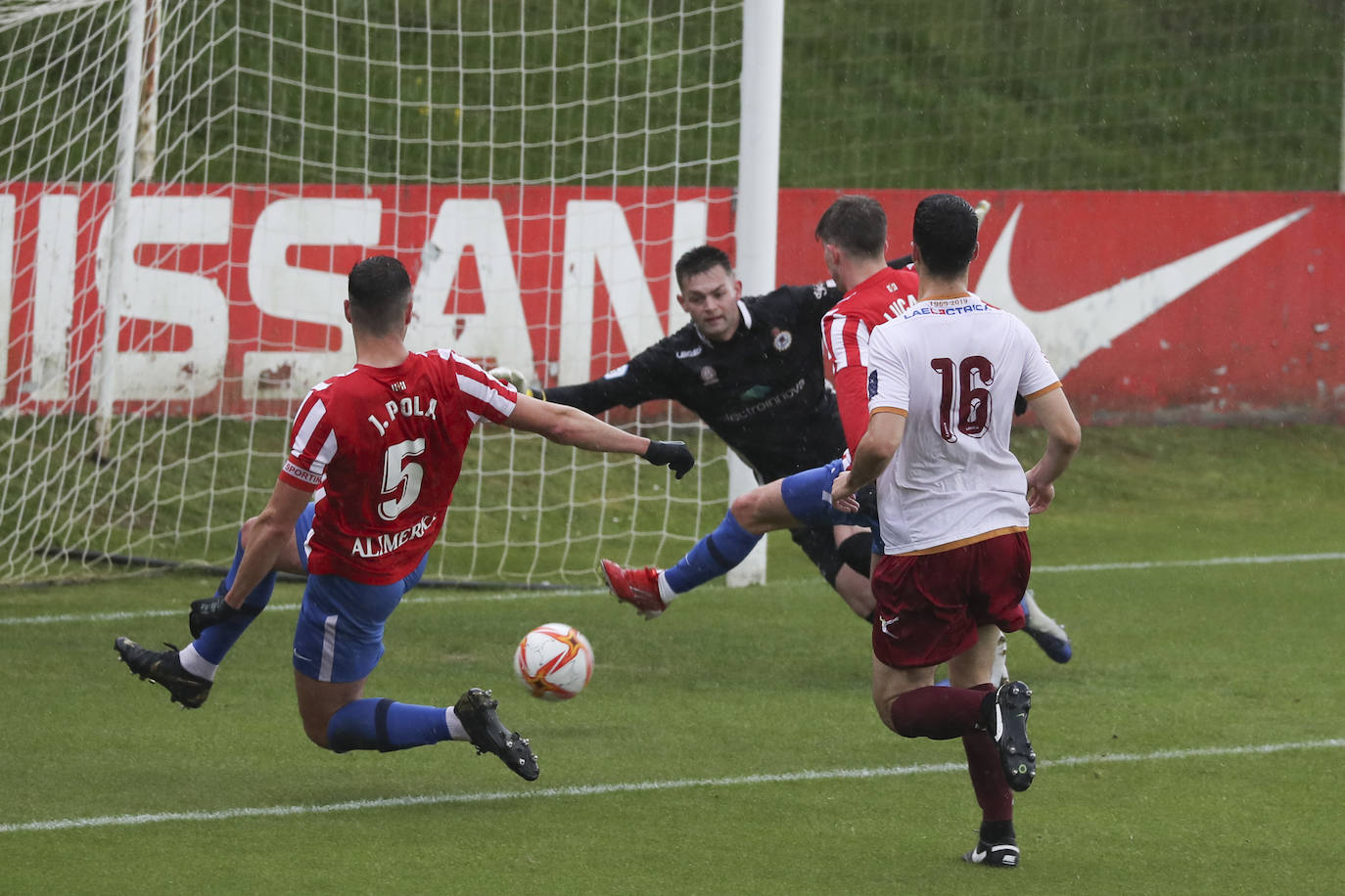 Fotos: Las mejores imágenes del Sporting B - Gijón Industrial