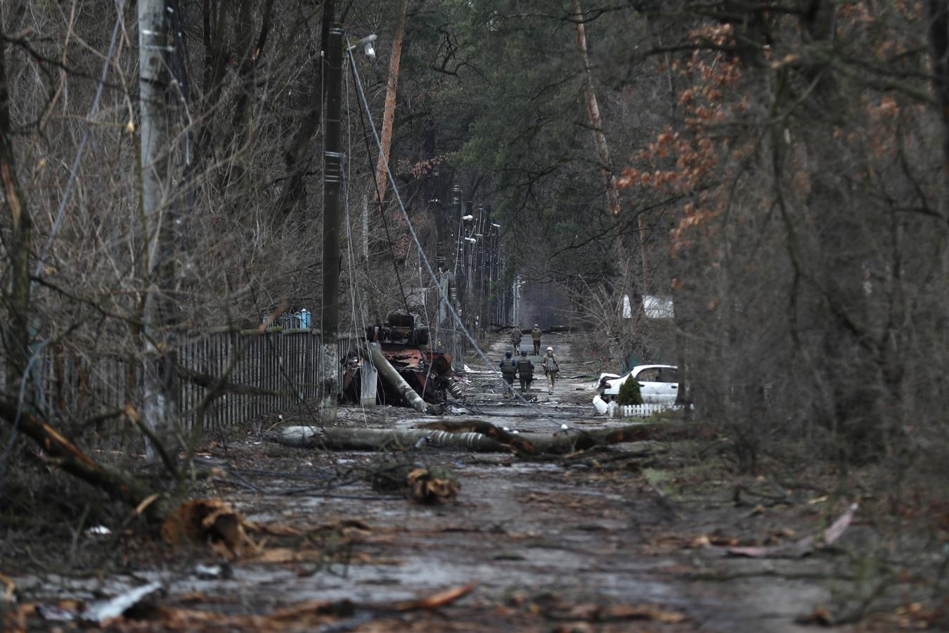 El ejército de Rusia ha atacado a ciudades a las afueras de Kiev, como Bucha o Irpin. Human Rights Watch y Ucrania han denunciado las acciones como posibles «crímenes de guerra» 