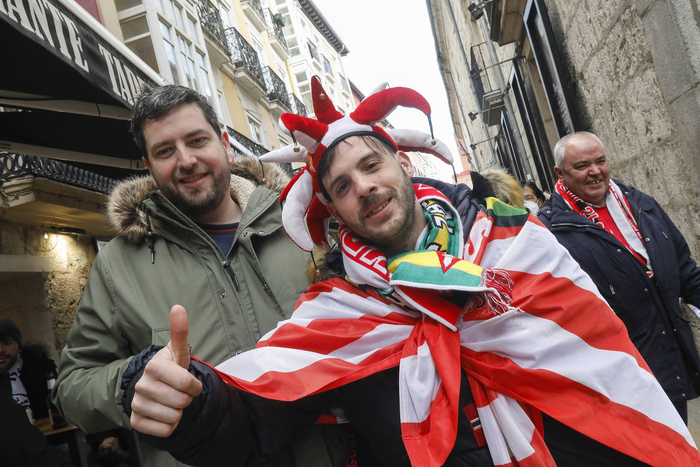 Cerca de 3.000 aficionados del Sporting animan y arropan al equipo por las calles de la ciudad antes del encuentro.