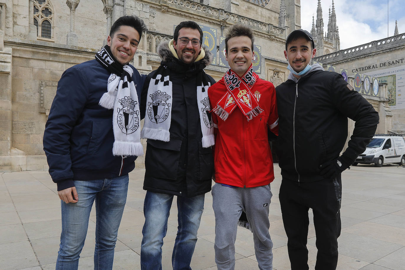 Cerca de 3.000 aficionados del Sporting animan y arropan al equipo por las calles de la ciudad antes del encuentro.