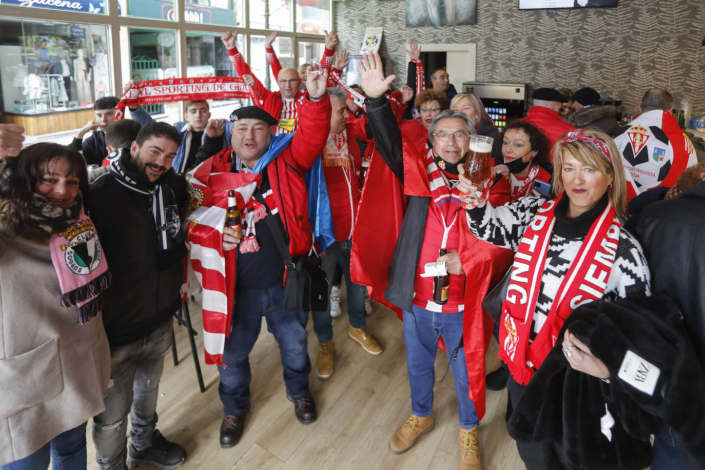 Cerca de 3.000 aficionados del Sporting animan y arropan al equipo por las calles de la ciudad antes del encuentro.