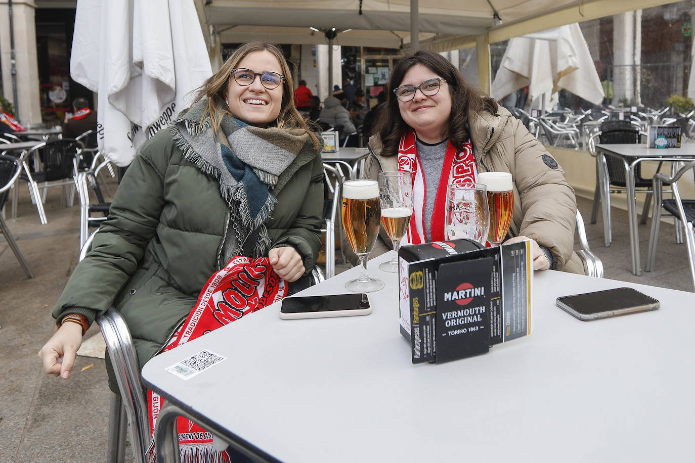 Cerca de 3.000 aficionados del Sporting animan y arropan al equipo por las calles de la ciudad antes del encuentro.