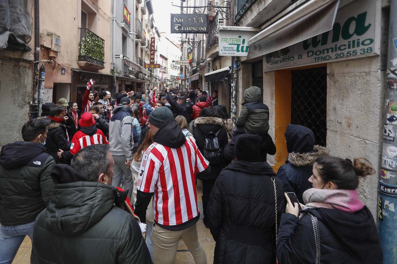 Cerca de 3.000 aficionados del Sporting animan y arropan al equipo por las calles de la ciudad antes del encuentro.