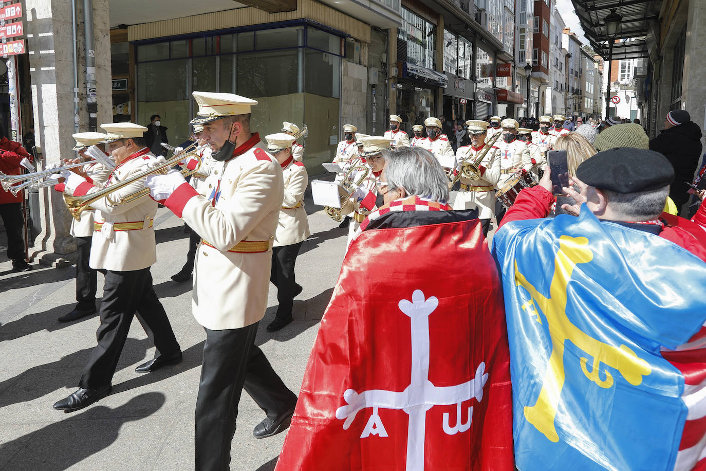 Cerca de 3.000 aficionados del Sporting animan y arropan al equipo por las calles de la ciudad antes del encuentro.