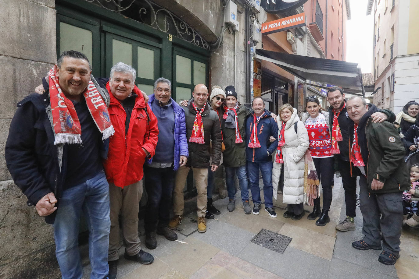 Cerca de 3.000 aficionados del Sporting animan y arropan al equipo por las calles de la ciudad antes del encuentro.