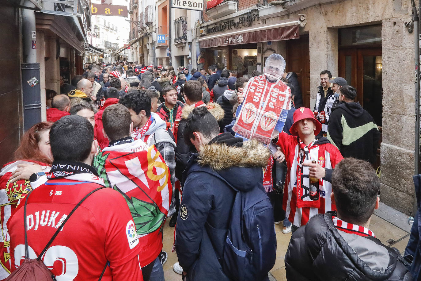 Cerca de 3.000 aficionados del Sporting animan y arropan al equipo por las calles de la ciudad antes del encuentro.