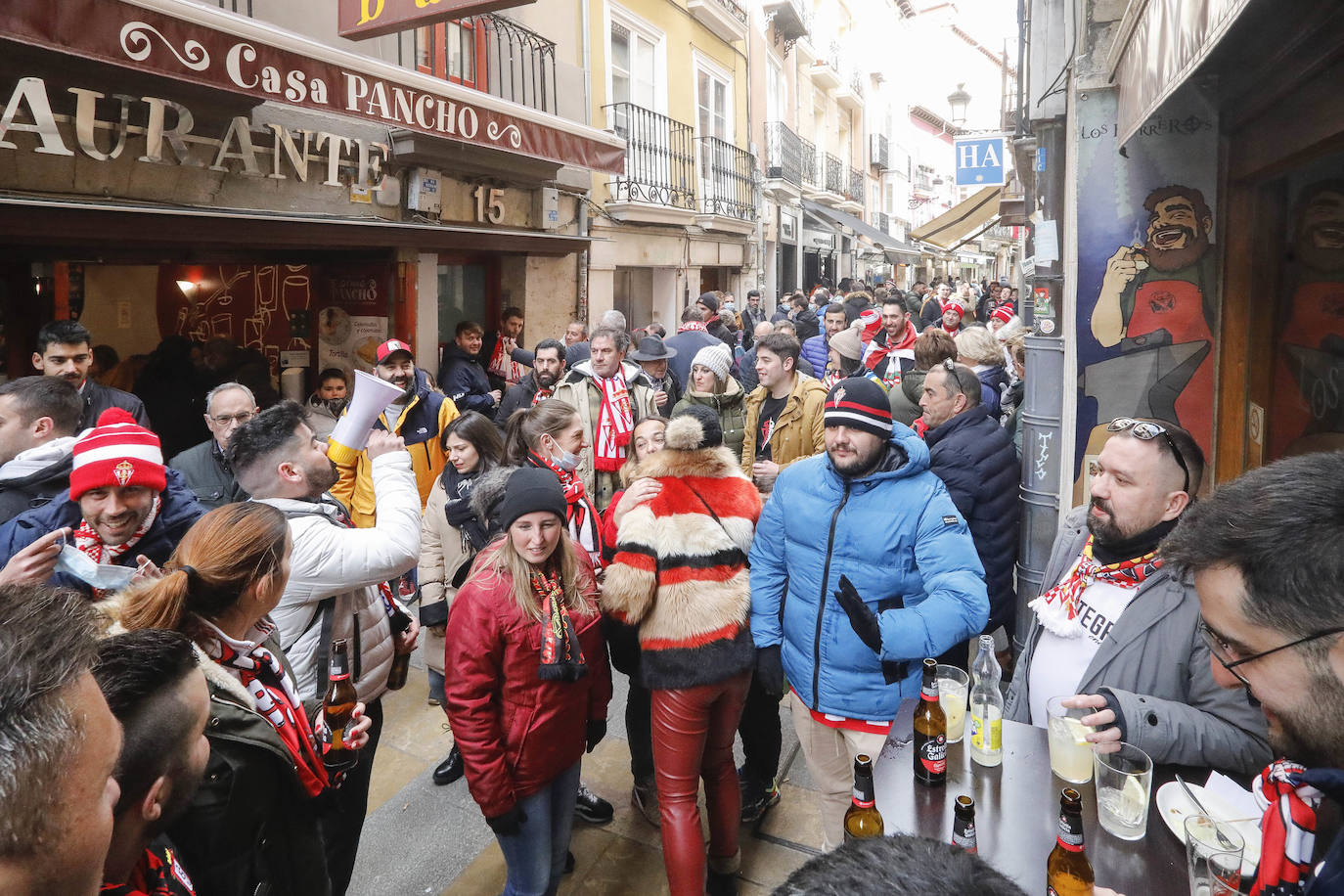 Cerca de 3.000 aficionados del Sporting animan y arropan al equipo por las calles de la ciudad antes del encuentro.