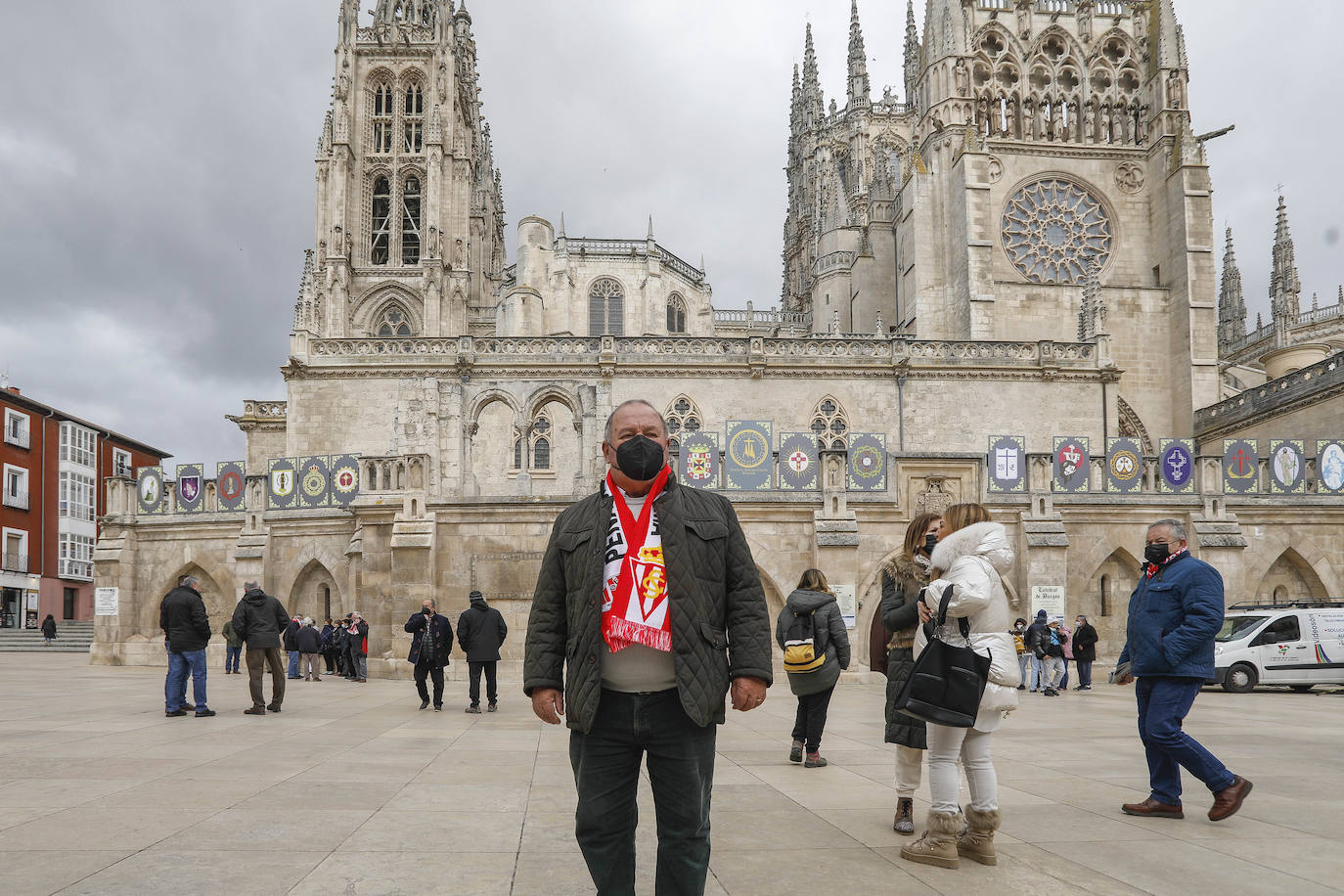 Cerca de 3.000 aficionados del Sporting animan y arropan al equipo por las calles de la ciudad antes del encuentro.