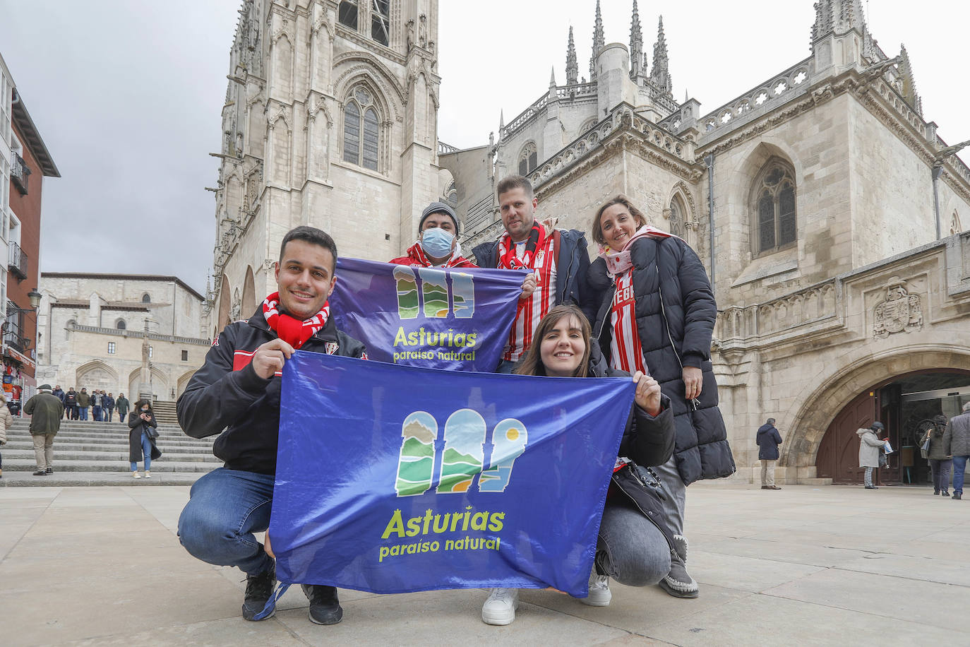 Cerca de 3.000 aficionados del Sporting animan y arropan al equipo por las calles de la ciudad antes del encuentro.