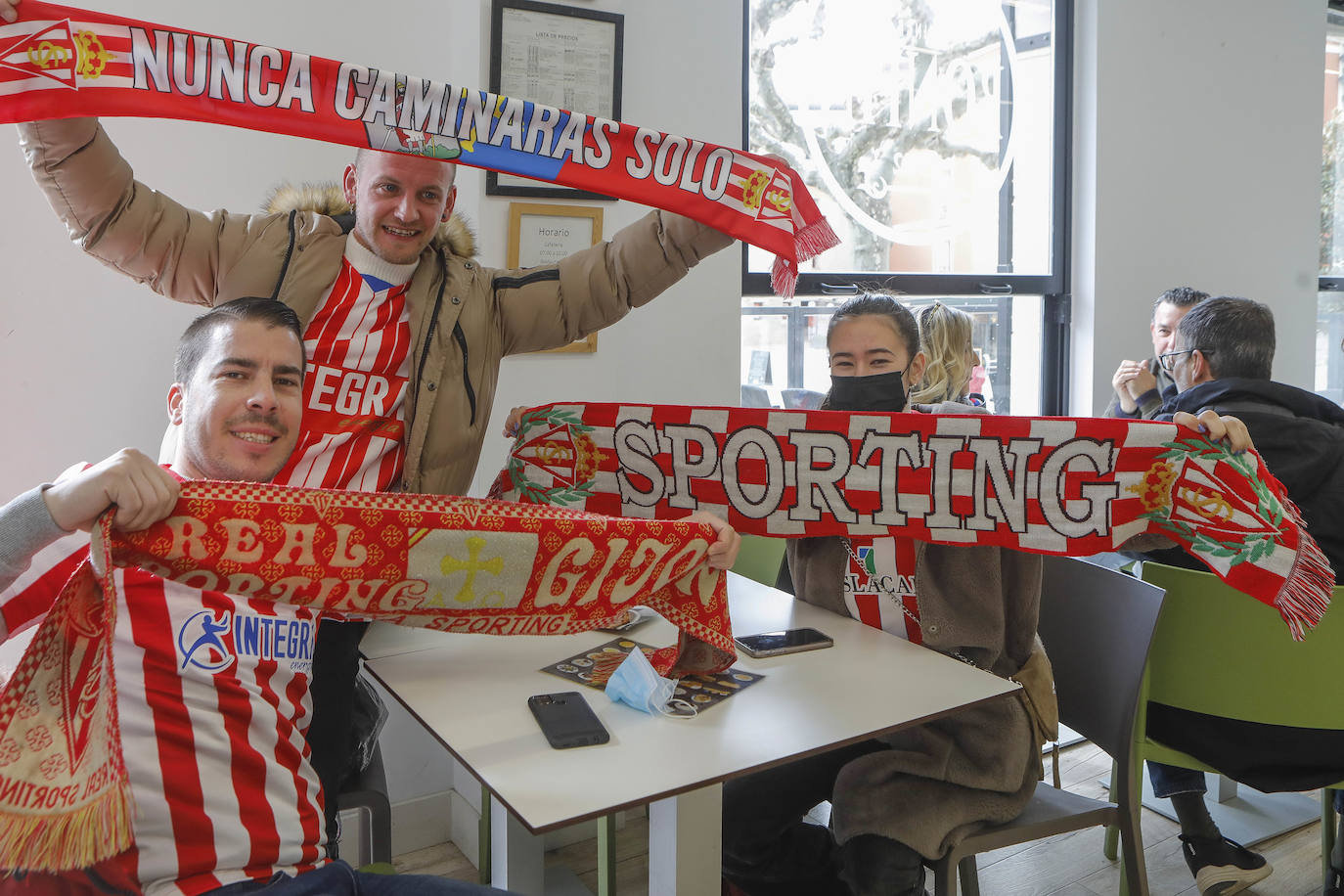 Cerca de 3.000 aficionados del Sporting animan y arropan al equipo por las calles de la ciudad antes del encuentro.