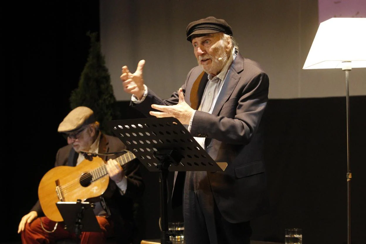 Héctor Alterio recita a León Felipe con José Luis Merlín a la guitarra. 