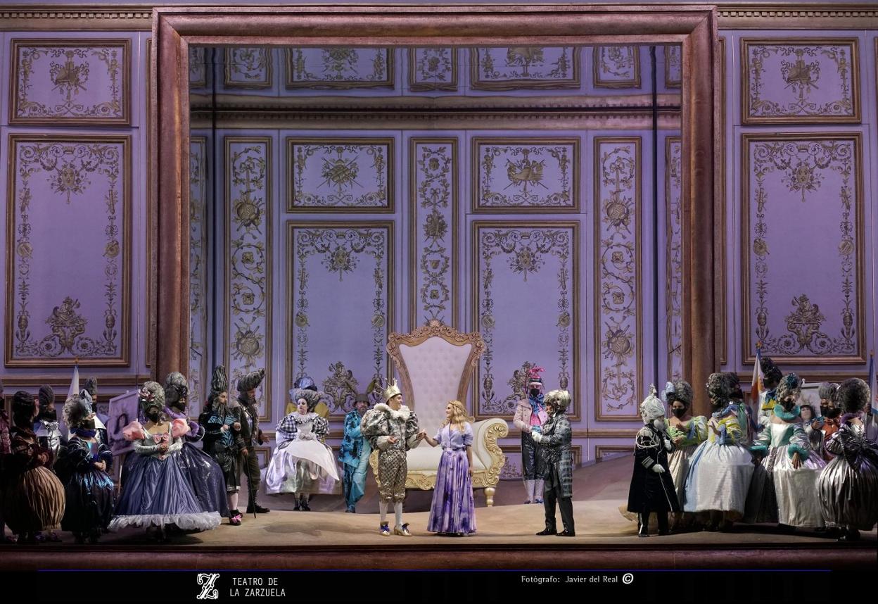 La producción del madrileño Teatro de la Zarzuela cuenta con la dirección escénica de Bárbara Lluch. 