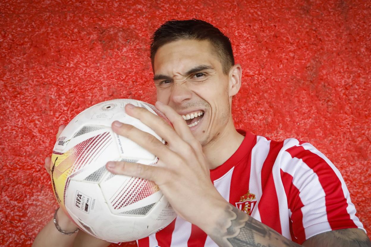 Djuka, esta semana, en el campo número 1 de Mareo, después de su gran partido frente al Cartagena, posando para EL COMERCIO con el gesto de morder el balón. 