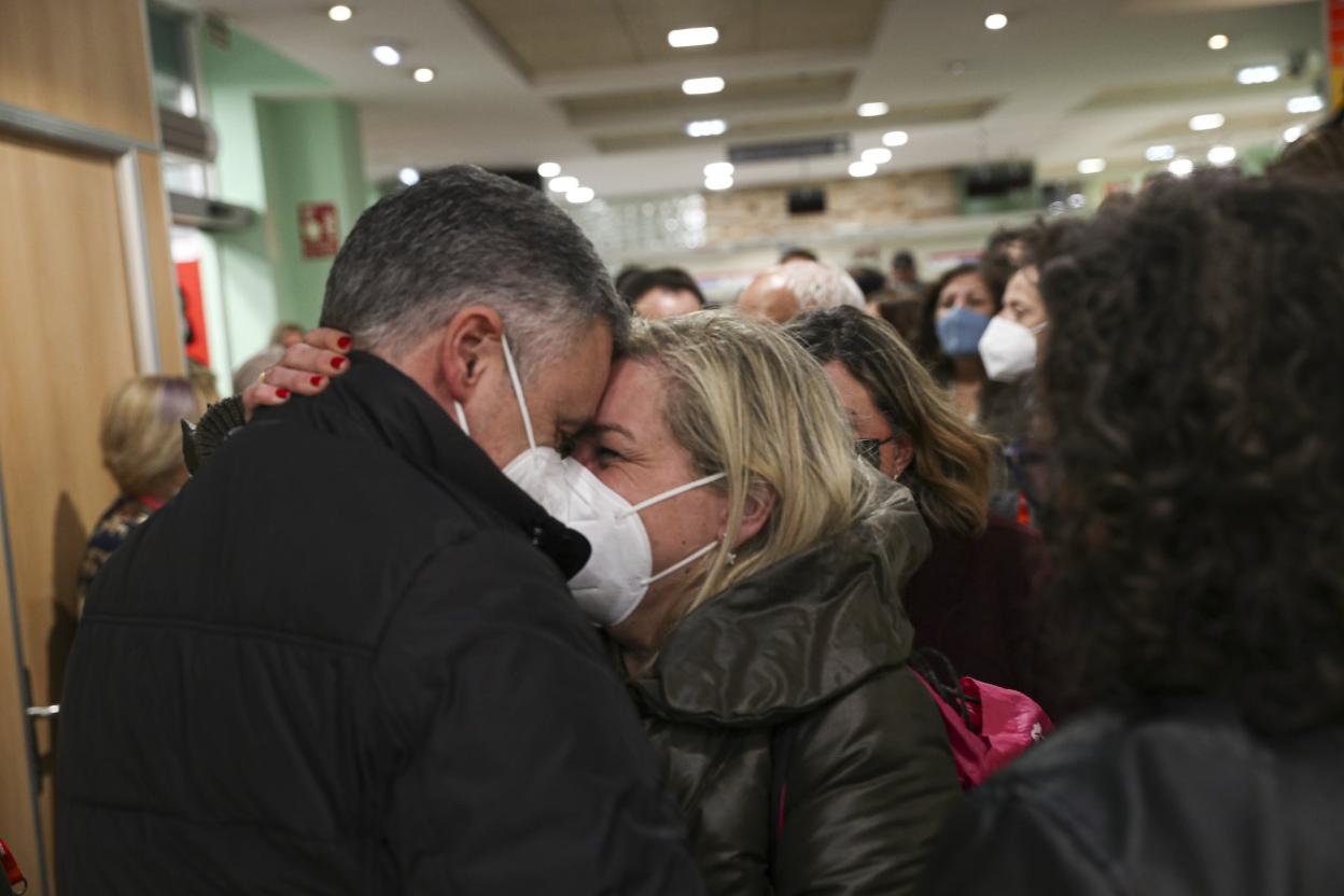 Ardura, abatido, recibe consuelo.