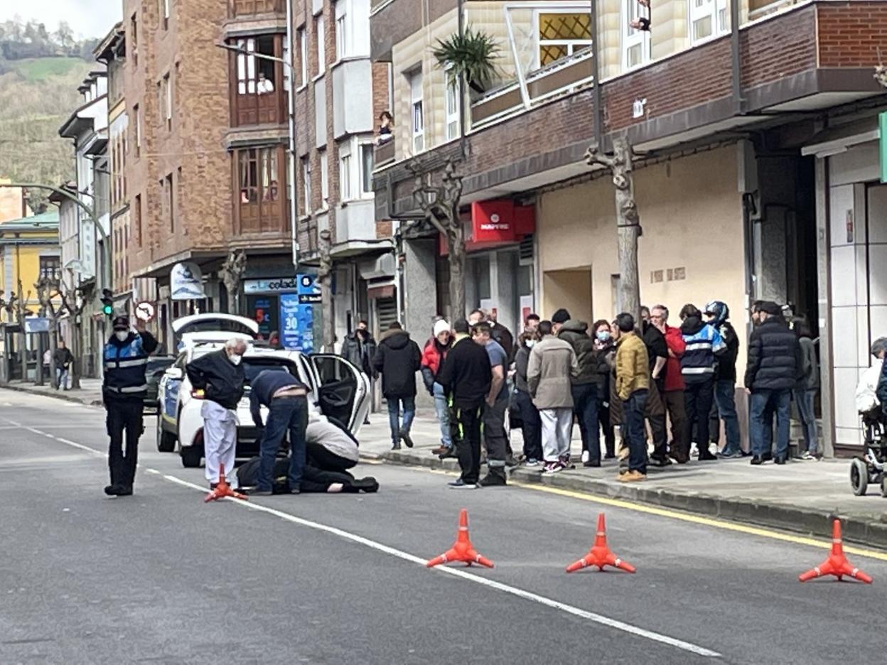 El herido, recibiendo la primera atención sanitaria en el lugar donde se produjo el atropello en Sotrondio. 