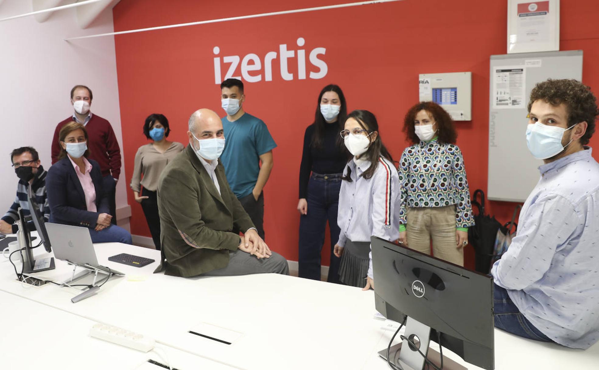 De izquierda a derecha, Alberto Cuevas, David Martínez, Esther Arango, Nuria Rodríguez, Diego Rodríguez, Miguel Ángel Acero, Miriam Vega, Covadonga Díaz, Iciar García y José Boto, parte del equipo de innovación de Izertis, en las oficinas de Gijón.