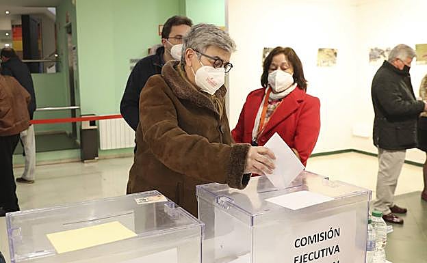 Ana González, alcaldesa de Gijón, en la votación de este sábado.