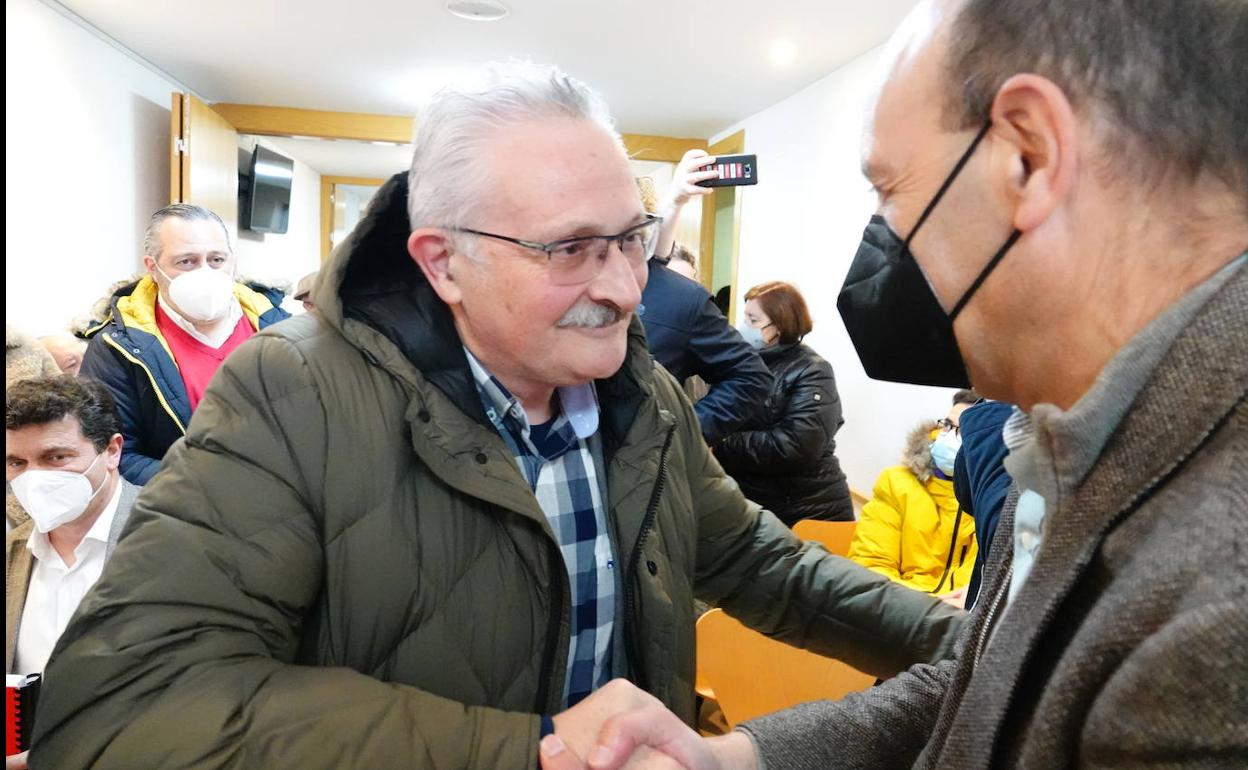 Antonio Trevín, nuevo secretario general del PSOE de Llanes, saluda a Ángel Morales.