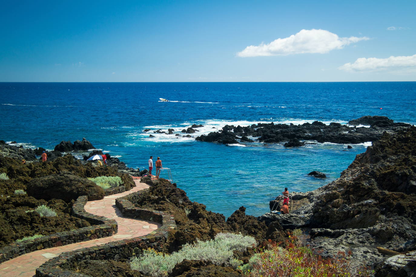 Dentro de los destinos turísticos más cotizados en España, los archipiélagos y las zonas costeras se llevan gran parte de las reservas de alquileres vacacionales este 2022, según indican desde Holidu. Estas son algunas opciones con playas y calas de agua cristalina y atardeceres de ensueño. El Hierro