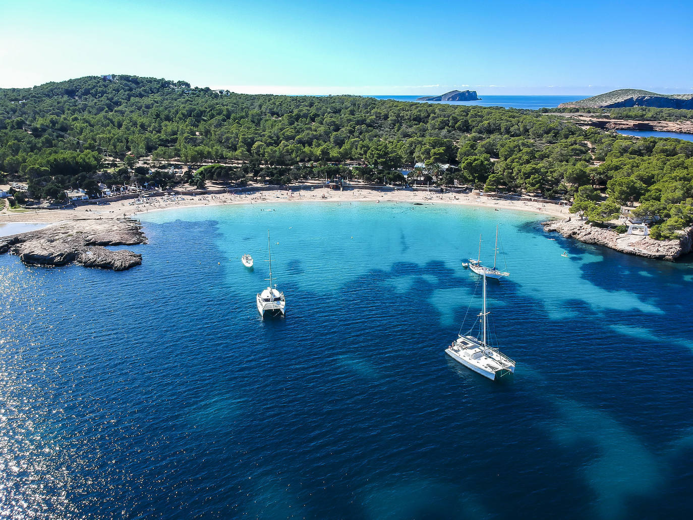 Dentro de los destinos turísticos más cotizados en España, los archipiélagos y las zonas costeras se llevan gran parte de las reservas de alquileres vacacionales este 2022, según indican desde Holidu. Estas son algunas opciones con playas y calas de agua cristalina y atardeceres de ensueño. Ibiza