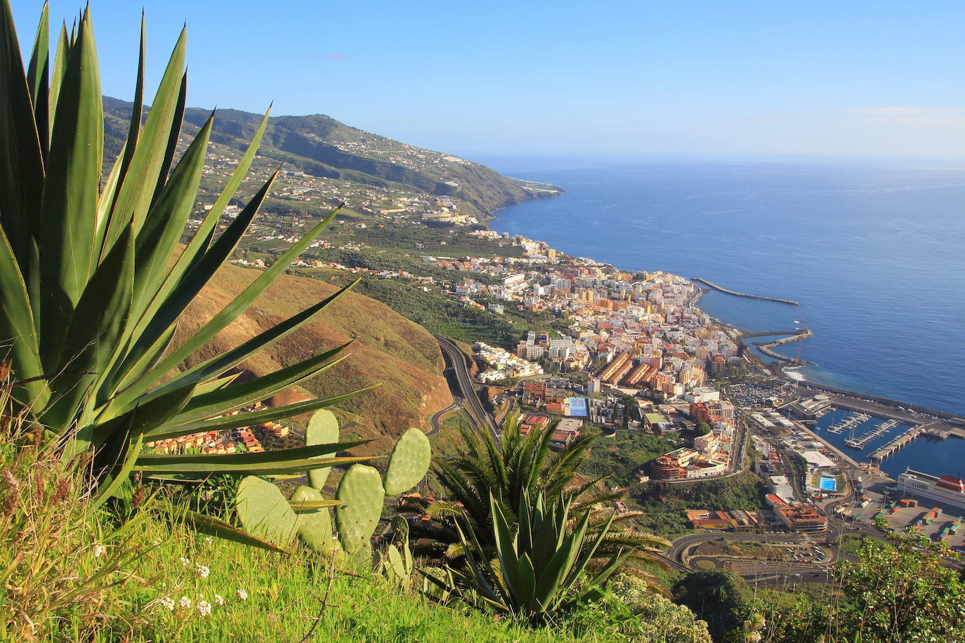 Dentro de los destinos turísticos más cotizados en España, los archipiélagos y las zonas costeras se llevan gran parte de las reservas de alquileres vacacionales este 2022, según indican desde Holidu. Estas son algunas opciones con playas y calas de agua cristalina y atardeceres de ensueño. La Palma